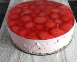 Foto del paso 9 de la receta: Tarta de yogurt griego con fresas y bizcocho de almendras