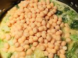 Brócoli al curry con garbanzos y leche de avena