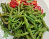 Foto del passaggio 6 della ricetta Insalata di fagiolini, ravanelli, pomodori, cipolla di tropea e basilico