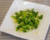 A picture of step 1 of Japanese Style Pasta with Tuna and Green Onions.