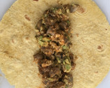 Foto del paso 11 de la receta: Fajitas rellenas de champiñón, aguacate, queso vegano y tomate 🍄 🥑🧀🍅