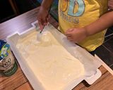 Foto langkah ke 3 dari resep Frozen Yogurt Bark (Frozen Yogurt Batang).