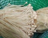 Foto langkah ke 1 dari resep Jamur Enoki crispy.