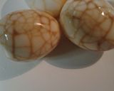 A picture of step 1 of Pepperoni salad with marbled tea eggs.