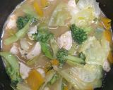 รูปขั้นตอนการทำที่ 3 ของ มิโซะซุปผักและฟักทองใส่อกไก่