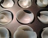A picture of step 3 of Chicken onion cups.