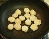 A picture of step 1 of Scallops with Balsamic Vinegar and Butter Sauce.
