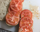 Foto del paso 4 de la receta: Súper bocata de salchichas con queso 🥖🧀🍅