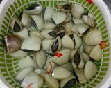 Hình bước làm 1 của món Canh Chua Nghêu Rau Nhút