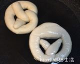 [低水量硬種版]德式軟紐結麵 & 風味紐結麵包 Soft Pretzels & Flavoured Pretzels(天酵版)的食譜步驟12照片