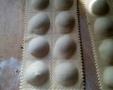 Foto del passaggio 5 della ricetta Ravioli ripieni di spinaci, carne macinata e parmigiano reggiano