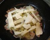 A picture of step 5 of Easy Stir-Fried Pork with Onion and Cheese.