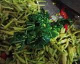 Foto langkah ke 3 dari resep Tumis bunga daun pepaya teri.