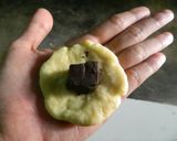 Foto langkah ke 4 dari resep Bakpia teflon isi coklat.