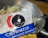 A picture of step 3 of Veg Hakka Noodles.