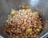 Foto del paso 4 de la receta: Potaje de garbanzos y champiñones en olla exprés