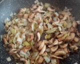 Foto del paso 2 de la receta: Lomos de salmón en salsa de puerro y nueces