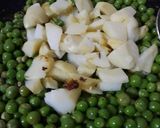 A picture of step 2 of Aloo Matar.