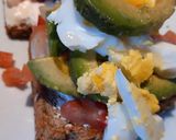 Foto del paso 4 de la receta: Bruschetta con palta, jamón crudo tomate y huevo
