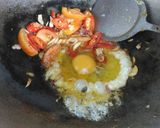 Foto langkah ke 3 dari resep Tumis kucai telur praktis.