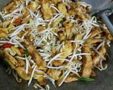 Foto langkah ke 5 dari resep Dadar Telur Cah Taoge Pedas Gurih.