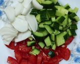 عکس مرحله 1 از دستور سالاد خیار و گوجه با سبزی