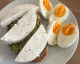 Foto del paso 6 de la receta: Tostada de aguacate con queso fresco y dos huevos cocidos