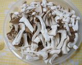 A picture of step 1 of Easy Marinated Mushrooms.
