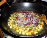 Foto del paso 2 de la receta: Salteado al wok de vegetales, pescado y pasta