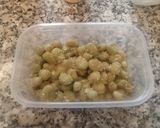 Foto del paso 5 de la receta: Escalopines o filetes finos de ternera con habitas y salsa de arándanos