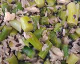 Foto del passaggio 3 della ricetta Riso nero mischiato con riso per insalate con asparagi e pollo 🤤