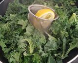 Foto del paso 3 de la receta Kale con champiñones, piñones y otras cosas!