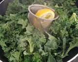 Foto del paso 3 de la receta: Kale con champiñones, piñones y otras cosas!