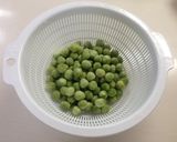 A picture of step 1 of Fluffy Bean Rice (Rice with Peas).