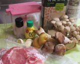 A picture of step 1 of Pork with Mushroom Soy Milk Sauce.