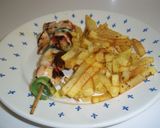 Foto del paso 4 de la receta Pinchos de pollo y verduras con patatas fritas