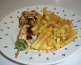 Foto del paso 4 de la receta: Pinchos de pollo y verduras con patatas fritas