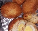 A picture of step 5 of Crispy potato egg bombs.