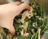 A picture of step 3 of Chrysanthemum Greens & Chicken with Sesame Sauce.