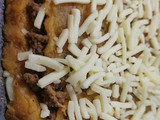 Pastel de plátano en la sartén. Con carne y queso mozzarella