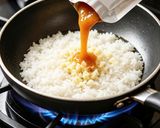 Foto langkah ke 3 dari resep Nasi Goreng Saus Mangga Heinz.