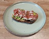 Foto del paso 5 de la receta: Tostada de Jamón y Aguacate