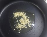 A picture of step 2 of Chicken schezwan udon noodles.