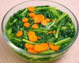 Foto langkah ke 4 dari resep Sayur Bening Caisim (Sawi Hijau) Wortel.