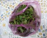 Hình bước làm 1 của món Canh cua đồng nâú mướp rau ngót