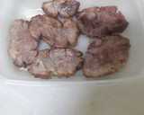 Foto del paso 4 de la receta: Presa de cerdo en salsa de mostaza y miel con ensalada de rúcula y queso feta