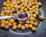 Foto del paso 1 de la receta: Espinacas con garbanzos, huevo frito, soja y miel