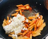 Foto del passaggio 4 della ricetta Penne con ricotta e pomodoro
