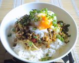 A picture of step 5 of Bean Sprout and Natto Dry Curry Rice Bowl.