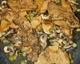 Foto del paso 5 de la receta: Espaguetis con champiñones, ajos, cayena y alcaparras